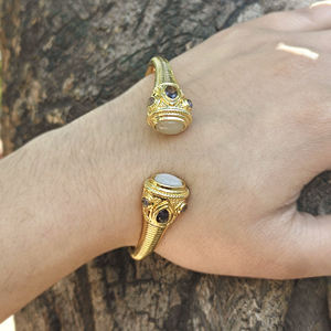 Pulsera ajustable de estilo boho, chapada en oro, con piedra lunar blanca natural y detalles de cuarzo amatista, diseño abierto frontal. - Product Image 1