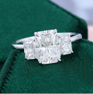 Conjunto nupcial Incoloro Corte radiante Moissanite Aniversario Tres piedras Conjunto de cuatro puntas Anillo de diamantes - Product Image 4