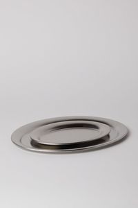 Plato Rectangular de Metal para Servir con Acabado Sólido y Diseño Duradero, Estilo Minimalista para Uso en la Comedor - Product Image 4