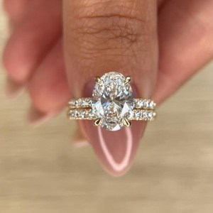 Anillo de Compromiso con Diamante Cultivado en Laboratorio de Corte Ovalado de 4.50 Quilates |   Diseño de Halo Oculto Moderno, Chapado en Oro de 18K, Certificado - Product Image 2