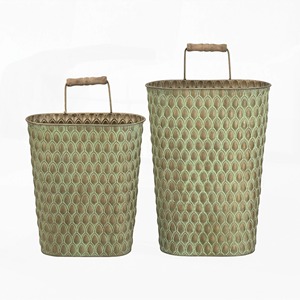 Jardinières rustiques en métal avec motif en forme de larme et poignée en bois pour usage en jardin - Product Image 1
