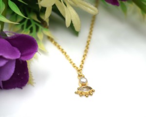 Pendentif minimaliste plaqué or 18 carats avec perle d'eau douce et perle en forme de poire et cristal pour femme, idéal pour les soirées, style chrétien - Product Image 4