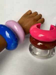 Bracelet en résine au design tendance - Bracelet transparent coloré et épais par AFZA ENTERPRISES - Product Image 4