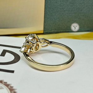 Anillo de Compromiso de Tres Piedras con Diamante Ovalado Cultivado en Laboratorio de 3.10 TCW en Oro de 14K, Certificado IGI, Joyería Nupcial de Lujo para Mujer - Product Image 5