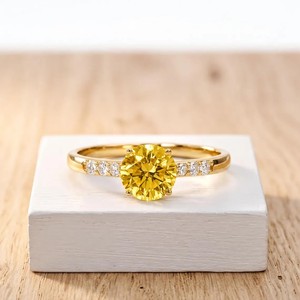 Magnifique bague de fiançailles demi-éternité de luxe en diamant de laboratoire jaune rond massif certifié IGI, couleur DEF, clarté VS VVS, 10K 14K 18K - Product Image 1
