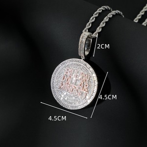 Collar con la frase 'Billion Dollar Mindset' con incrustaciones de diamantes micro pavé tipo baguette, colgante de disco 3D, estilo hip hop brillante, ideal para regalo - Product Image 3