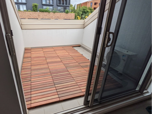 Dalles de sol en bois d'acacia imperméables à emboîtement pour usage intérieur et extérieur - Product Image 2