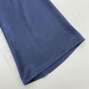 Abaya classique à manches longues avec coupe simple, légère et confortable pour un usage quotidien ou pour des occasions spéciales - Product Image 5