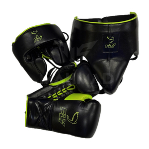 Ensemble d'entraînement de boxe le plus tendance et le plus vendu, noir avec bordure vert lime, comprenant des gants de boxe en cuir à lacets, un casque de protection et une protection inguinale, pour l'extérieur - Product Image 1