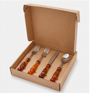 Ensemble de couverts en acier inoxydable avec manche en acrylique rouge, design élégant, parfait pour les événements, les mariages et la salle à manger. - Product Image 6
