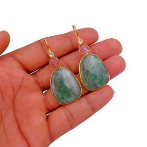 Pendientes de Aro con Fresas Rosadas y Verdes Naturales - Joyería Delicada de Aro con Múltiples Piedras, Chapado en Oro Rosa sobre Latón para Mujer - Product Image 4