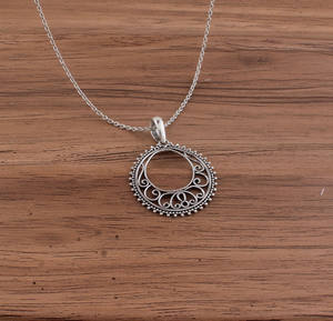 Collier unisexe vintage en argent sterling 925 plaqué platine, bijou artisanal de luxe avec design filigrane et serti clos - Product Image 1