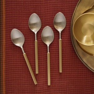 Ensemble de couverts en métal haut de gamme, cuillères de service, conçu pour une présentation élégante lors des repas - Product Image 1