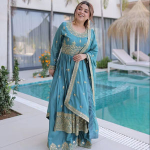 Colección de trajes sharara al estilo pakistaní al por mayor, con ricos detalles de lentejuelas, mangas largas y dupatta bordada para ocasiones festivas. - Product Image 1