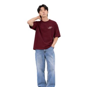 เสื้อยืดคอกลมสีแดงเบอร์กันดีทรงปกติสำหรับผู้ชาย ผ้าฝ้าย 100% พร้อมกางเกงยีนส์สีฟ้าอ่อน ชุดลำลองสไตล์สตรีทแวร์ ป้องกันรังสียูวี แห้งเร็ว - Product Image 2