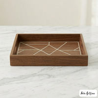 Plateau de service artisanal en noyer Bela, minimaliste, fait main, avec incrustation géométrique, forme rectangulaire, poignée amovible, design Ramadan