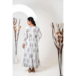 ยกระดับตู้เสื้อผ้าของคุณด้วยชุดเดรสยาวผ้าฝ้ายทำมือสไตล์ชายหาดสำหรับผู้หญิง ดีไซน์สายเดี่ยวแบบสปาเก็ตตี้ ให้ความสบายและพลิ้วไหวอย่างมีสไตล์ - Product Image 3