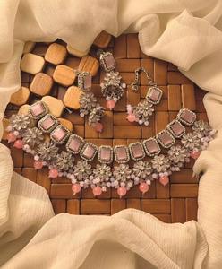 Impresionante conjunto de collar chapado en oro afgano con piedras rectangulares de rubí y esmeralda rodeadas por cristales blancos. - Product Image 2