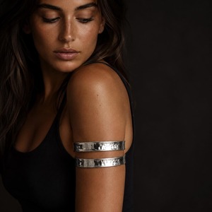 Brazalete de brazo vintage de latón bañado en plata, brazalete de metal martillado, brazalete tribal gitano, joyería para festivales, para venta al por mayor - Product Image 6