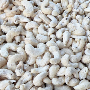 Offres Spéciales Noix de Cajou Cassées de Haute Qualité Prix de Gros Noix de Cajou Entières Biologiques W320 W210 Santigo Cashew OEM, ODM - Product Image 1