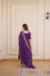 Costume Anarkali prêt-à-porter en soie Chanderi avec broderie au fil - Product Image 5