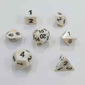 Dés en corne de buffle polie de haute qualité, faits à la main, écologiques, couleur os naturel, design en forme de cube, taille personnalisable, emballage - Product Image 2