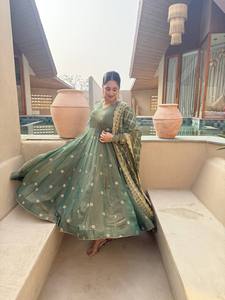 Robe de mariée élégante en soie pour femme, semi-couturée, toutes saisons, style traditionnel indien pakistanais, broderie artisanale - Product Image 2