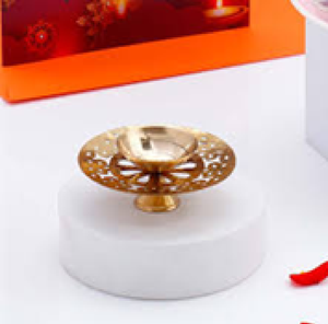 Base de latón perforada para diya, soporte para cuenco de puja en el templo del hogar, disponible a precios de mayoreo. - Product Image 1