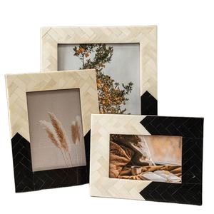 Marco de Fotos Artesanal con Incrustaciones de Hueso, Madera Natural de Acacia y Mango - Product Image 1