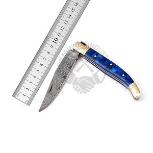 Couteau pliant de chasse de style Laguiole, lame en acier Damas, meilleur couteau de poche tranchant avec poignée en résine bleue et pommel en laiton. - Product Image 1