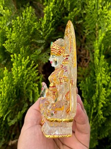 Statue de Lakshmi en quartz clair sculptée à la main, peinte à la main, déesse hindoue de la richesse et de la prospérité, cristal Puja, décoration d'intérieur, vente en gros - Product Image 3