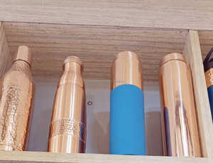 Bouteille de designer en cuivre pur faite à la main pour la cuisine à la maison par UCI - Product Image 5