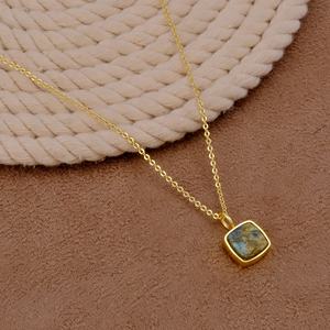 Collier de Labradorite brute plaqué or pendentif pierre de naissance à la mode brin en laiton lunette réglage plaqué or-vente en gros brute - Product Image 3