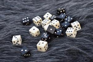 ลูกเต๋ากระดูกพิมพ์ลายตามสั่ง สำหรับเกม RPG มืออาชีพ ขายส่งอุปกรณ์เกม งานฝีมือจากวัสดุธรรมชาติ - Product Image 4