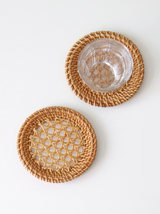 Juego de posavasos redondos de ratán natural (4 piezas), hechos a mano en Vietnam, ideales para la decoración del hogar y cafeterías, con personalización OEM/ODM. - Product Image 2