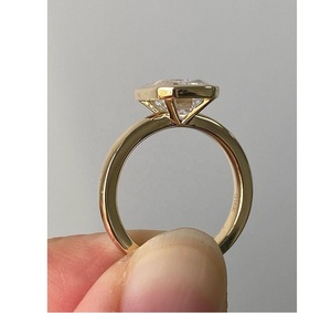 Anillo de Moissanita con Corte Esmeralda de Calidad Premium, Chapado en Oro, Joyería Fina de Lujo para Compromiso, Boda, Celebración, Ocasión Especial - Product Image 2
