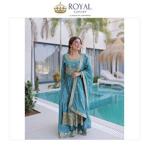 Magnifique tenue indienne de créateur, robe Anarkali traditionnelle en super soie avec broderies de sequins, à vendre - Product Image 2