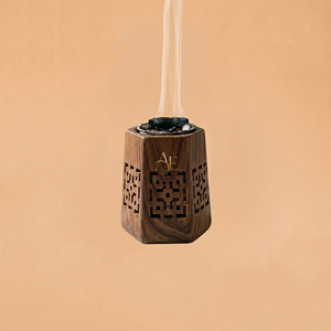 Brûleur d'encens en bois artisanal de forme hexagonale avec des sculptures géométriques, rehaussez votre espace avec cette élégante pièce d'aromathérapie - Product Image 1