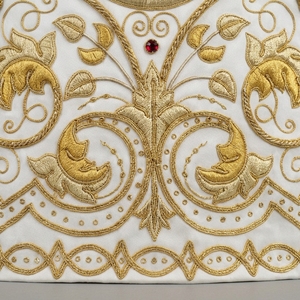Vestimenta Religiosa Personalizada al por Mayor, Vestido de Satén Blanco con Bordado Dorado de la Virgen, Capa Bordada para Iglesia - Product Image 5