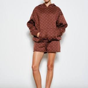 Survêtements personnalisés pour femmes, grammage lourd 500 GSM 350 GSM, en molleton polyester/coton, avec broderie, comprenant un sweat à capuche oversize et un short - Product Image 3