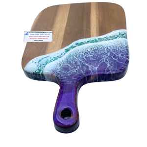 Tabla de servir de madera Thinh Tung Thinh con patrón abstracto y mango lacado, hecha en Vietnam - Product Image 3