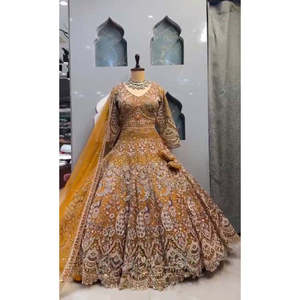 Magnifique Lehenga Choli de mariage avec des motifs complexes et des broderies en sequins - Product Image 6