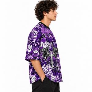 T-shirt graphique surdimensionné pour homme, style streetwear, imprimé dessin animé violet, manches courtes, col rond - Product Image 3