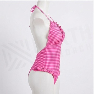 Traje de baño de una pieza de tela a cuadros rosa con volantes y escote halter para mujer - Product Image 3