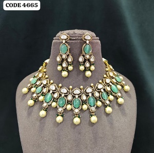 Elegante Conjunto de Joyería Nupcial Chapado en Oro con Perlas de Esmeralda de Corte Ovalado y Aretes de Perlas de Corte Pera con Engaste de Bisel - Product Image 1