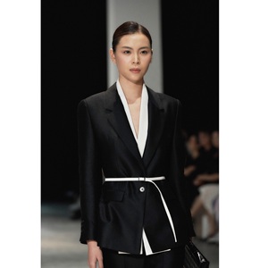 เสื้อสูทผู้หญิงขายส่ง ODM ODILE เสื้อเบลเซอร์คอสองชั้น สายคาดเอวแบบเรียบหรู ความยาวเต็มตัว กระดุมแถวเดียว ผ้าทออย่างดี - Product Image 4