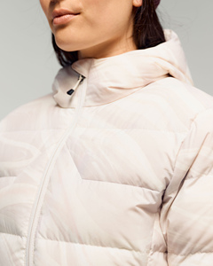 Chaqueta de invierno acolchada personalizada para mujer, ropa informal premium para exteriores, a prueba de viento, con cierre de cremallera y bolsillos laterales. - Product Image 3