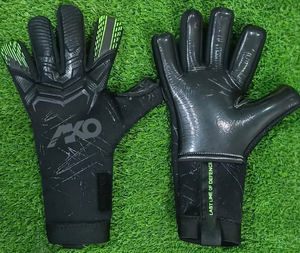 Gants de gardien de but professionnels pour adultes et enfants, en latex épais avec bouts de doigts lisses pour l'entraînement au football par Ako - Product Image 1