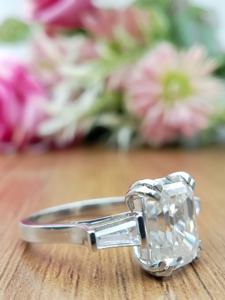 Bague de fiançailles et de mariage tendance en or massif 18 carats, diamant blanc 2,5 carats taille émeraude classique, sertie à griffes, certifiée IGI, cadeau et soirée - Product Image 2