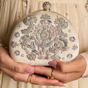 Bolsos de Mano de Terciopelo Blanco Portátiles para Mujer, con Decoración de Perlas, Diamantes y Botones de Alta Calidad, para Uso Nocturno - Product Image 3